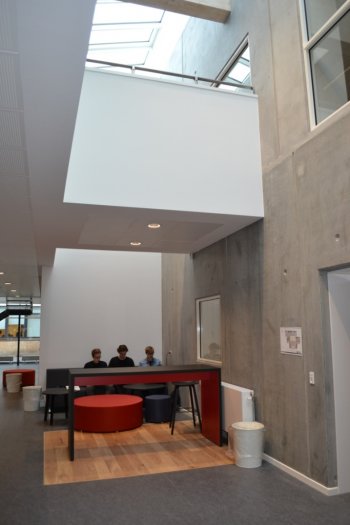 Interiør – Birkerød Gymnasium – tegnet af Møllen Arkitekter